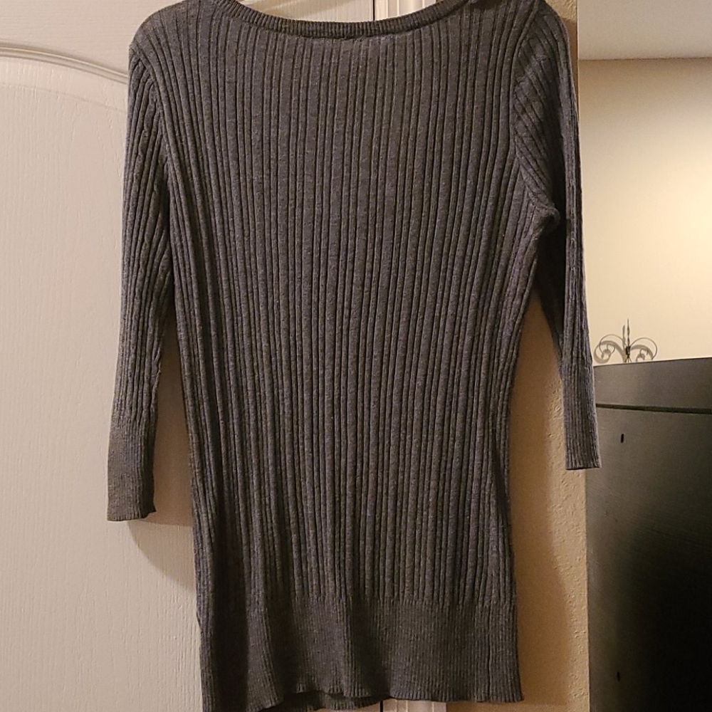 V-Neck Top - Picture 2 of 2